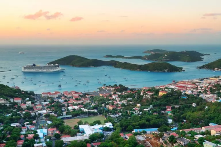 Eingang Strand und Stadt