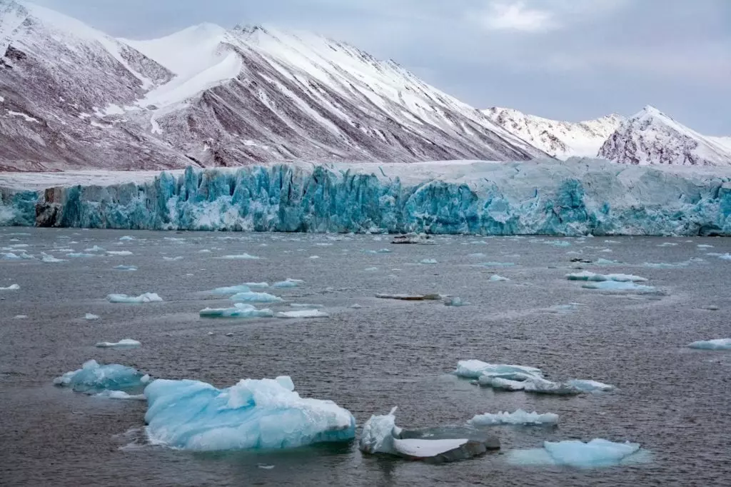 Alaskan laiva murtaa jäätä