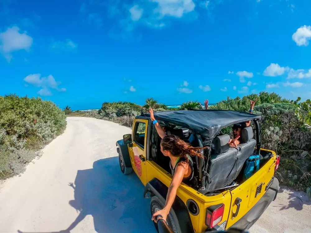 Friends in jeep cancun